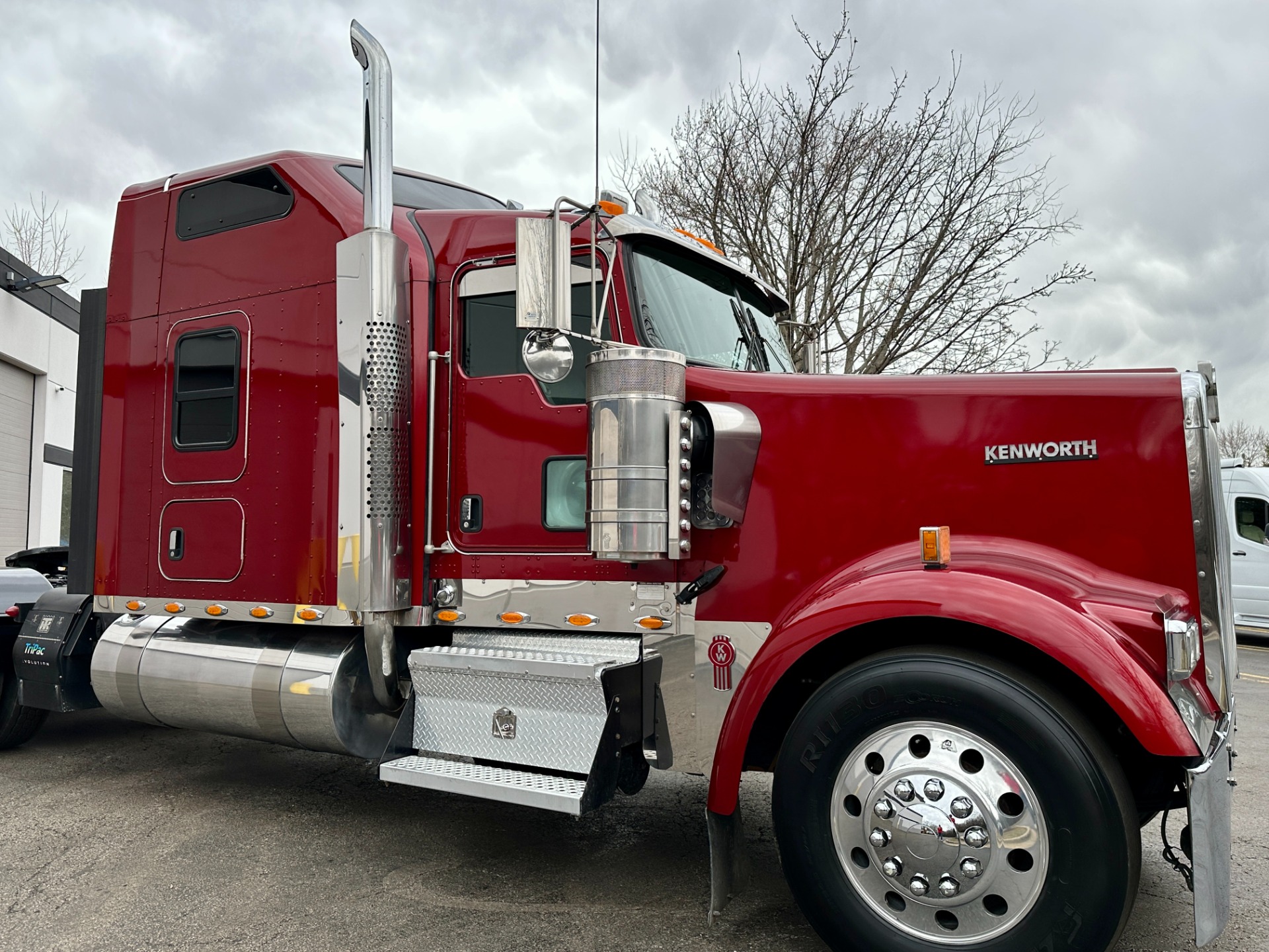 Used-2017-Kenworth-W900-Raised-Sleeper-GLIDER---CAT-3406---550-HP---18-Speed-Manual