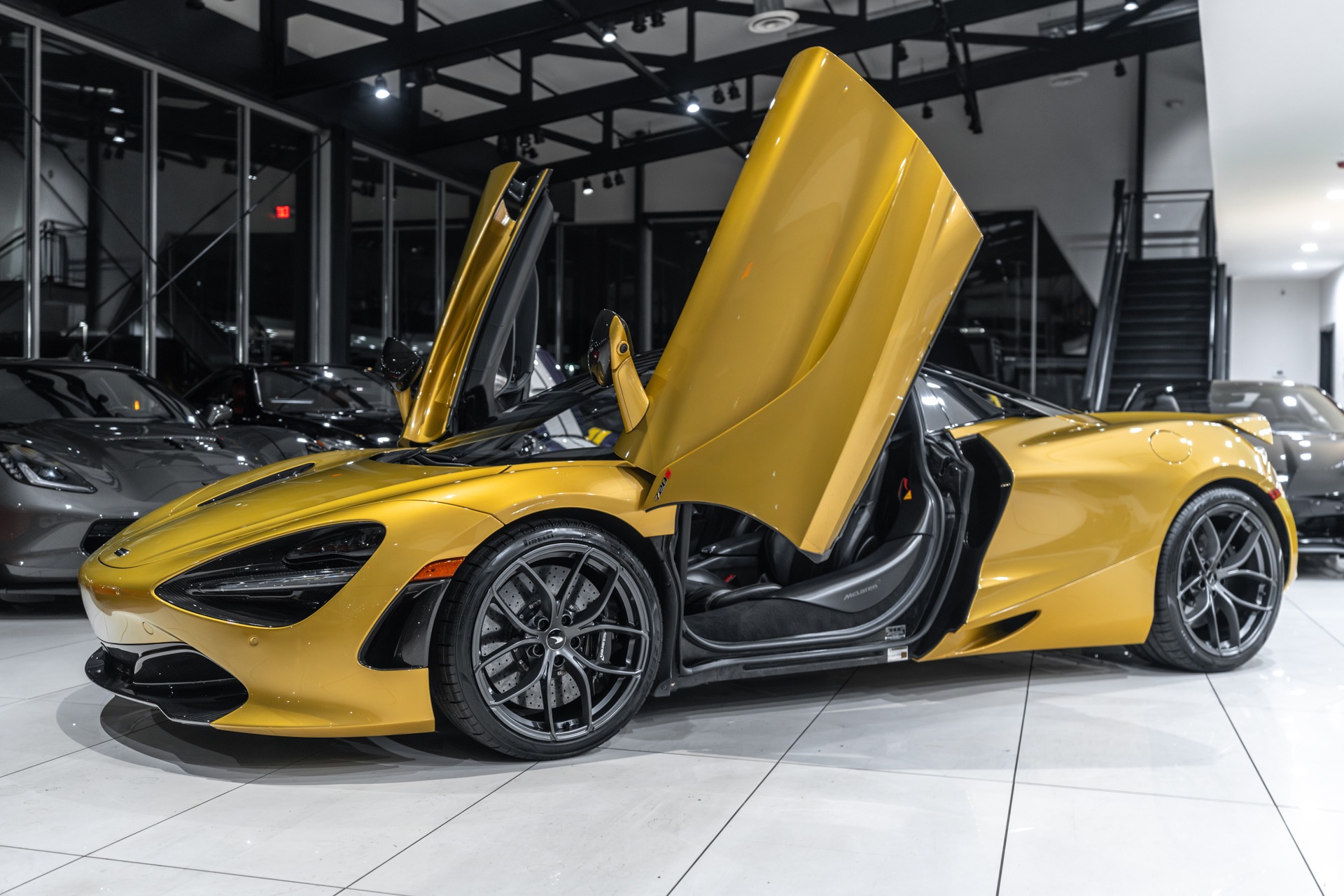 Used-2019-McLaren-720S-Spider-Luxury-Exterior-Carbon-Fiber-Pkg-Electrochomic-Roof-Just-Serviced