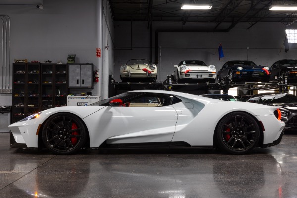 Used-2020-Ford-GT-RARE-Frozen-White-Ext-Carbon-Pkg-Carbon-Graphics-PKG-ONLY-500-Miles