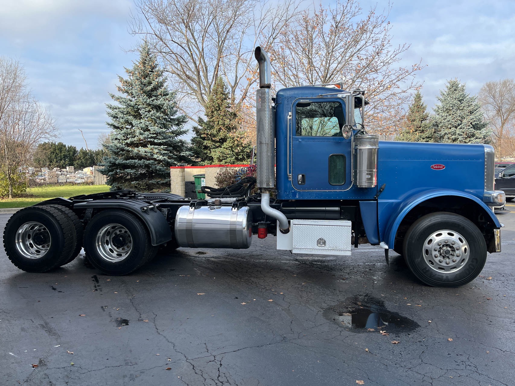 Used-2009-Peterbilt-Day-Cab