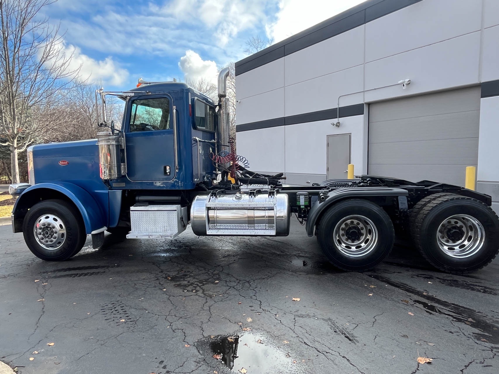 Used-2009-Peterbilt-Day-Cab