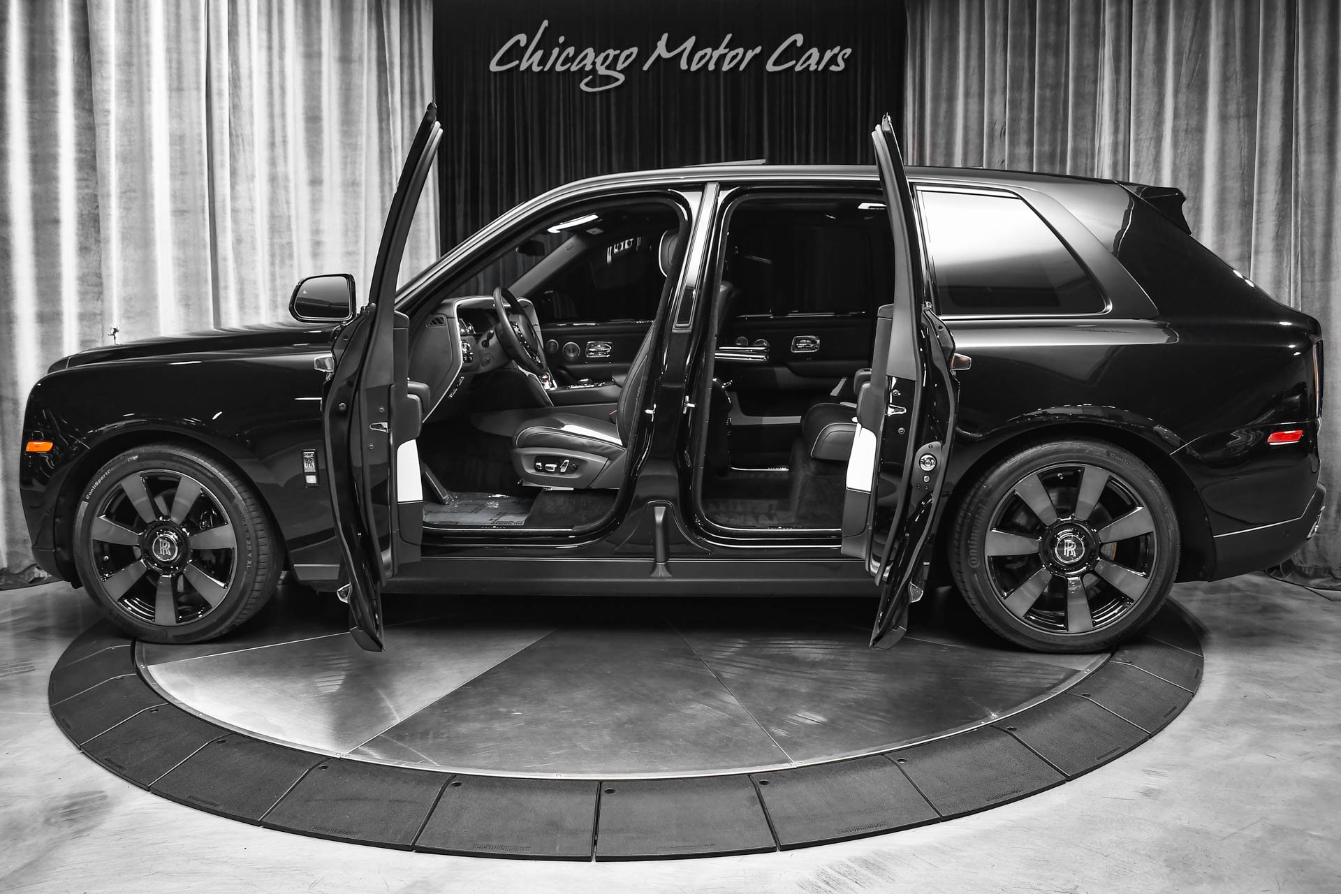 Used-2019-Rolls-Royce-Cullinan-SUV-Rear-Theater-Config-Lounge-Seats-Cullinan-Pkg-GORGEOUS-Color-Combo