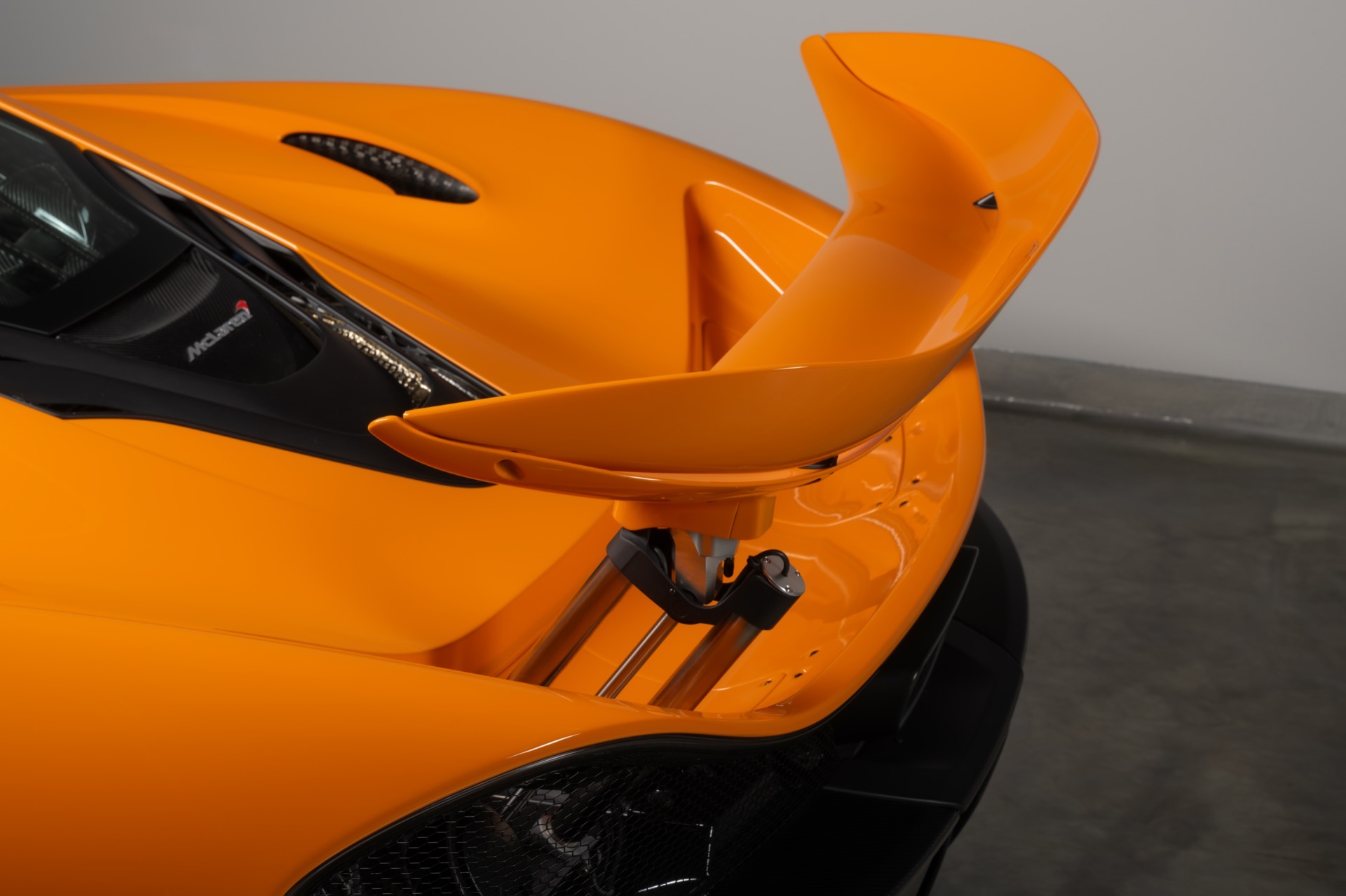 Used-2014-McLaren-P1-Coupe-Only-2930-Miles-Carbon-Fiber-Completely-Serviced-Collector-Quality