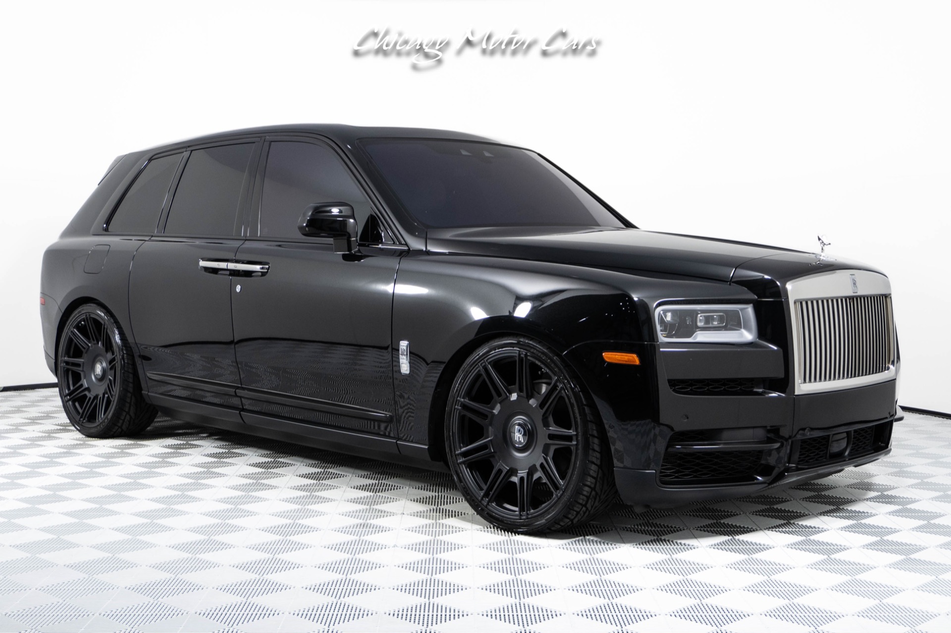 Used-2020-Rolls-Royce-Cullinan-Blackout-Package-Custom-Novitec-Wheels-Beautiful-Color-Combo-Loaded