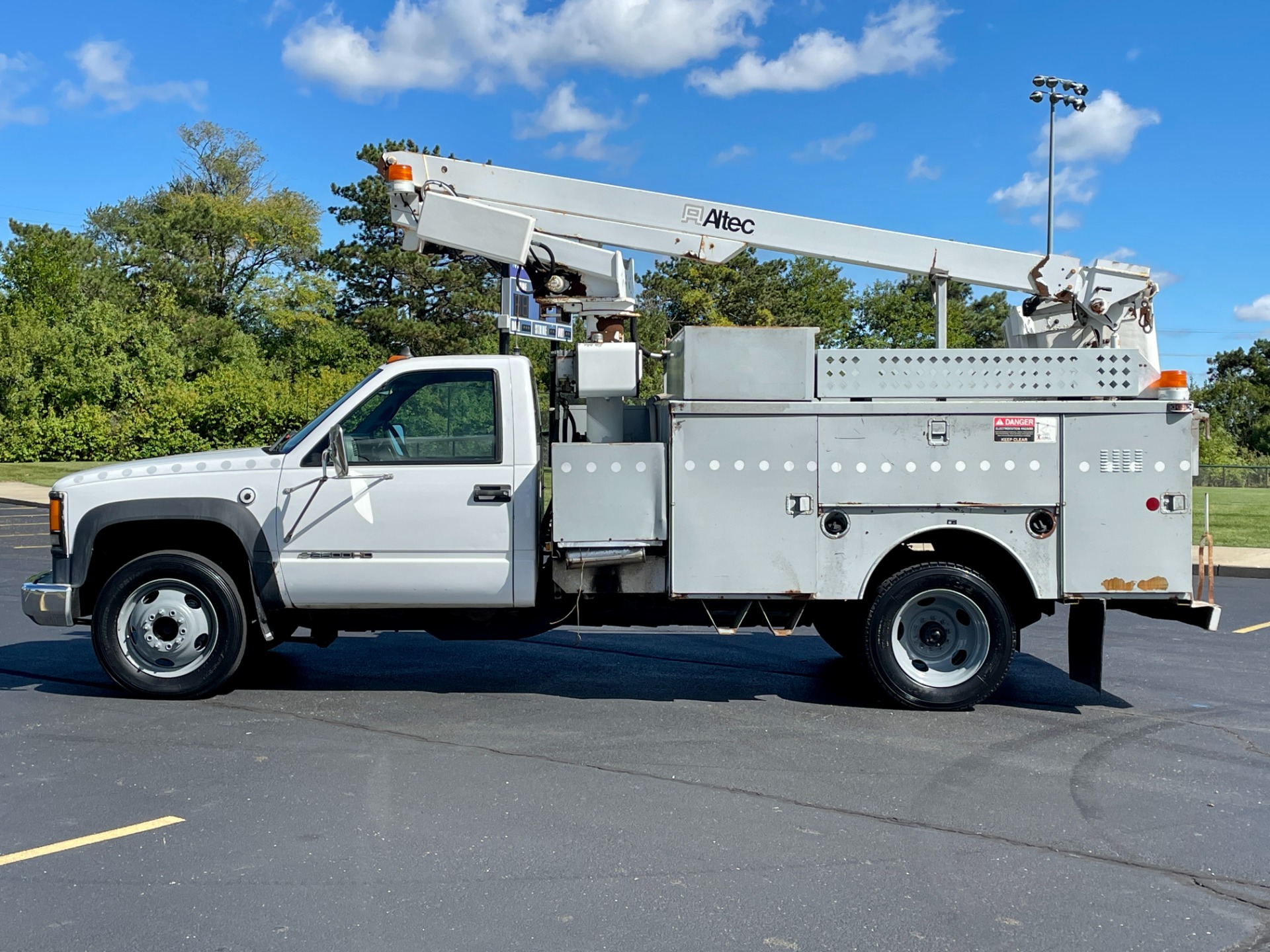 Used-2001-Chevrolet-C3500-HD-Bucket-Truck---81-Liter-BIG-BLOCK---Low-Miles