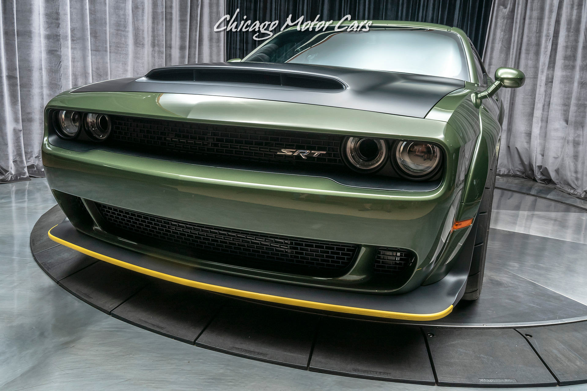 Машина dodge Challenger 2018