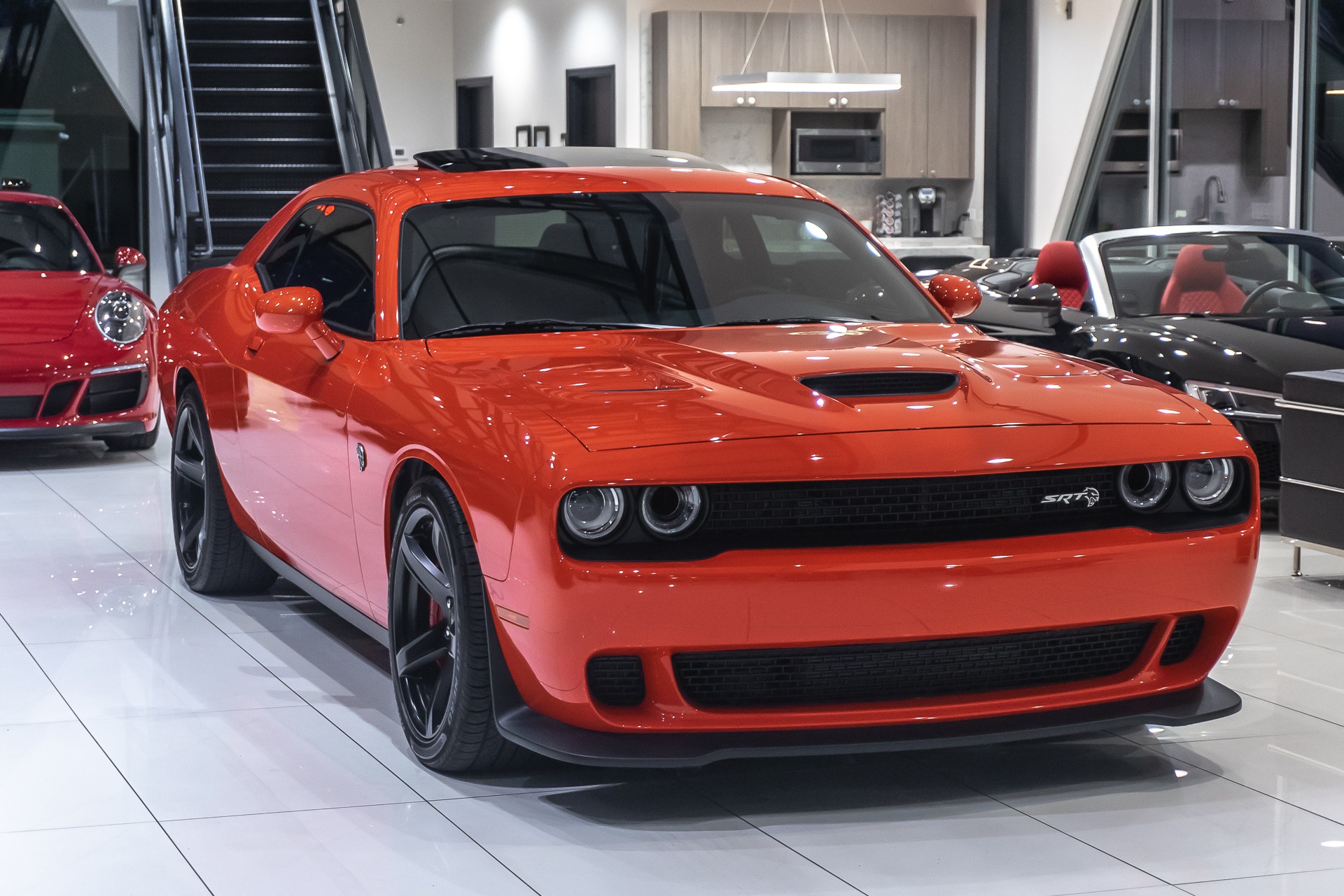 Машина dodge Challenger 2018