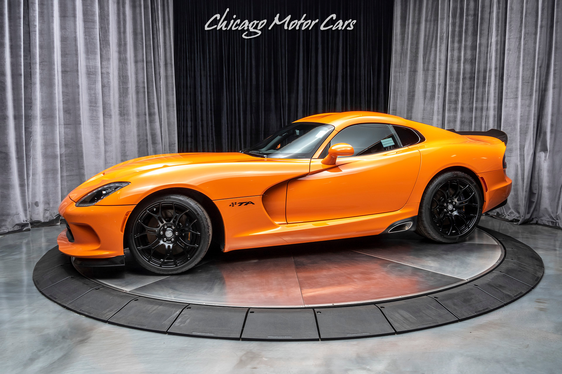 Машина dodge Viper оранжевый