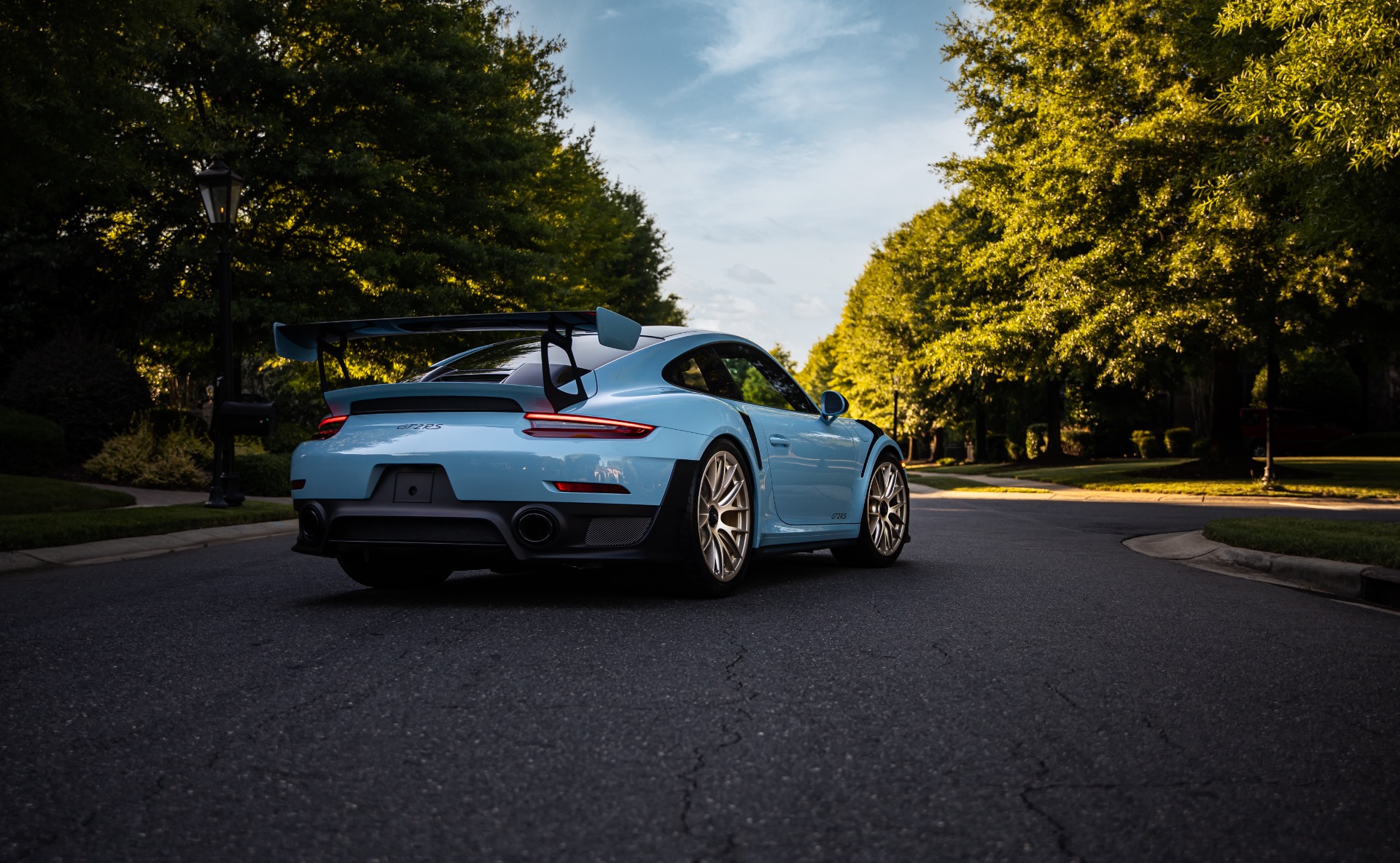 Used-2018-Porsche-911-GT2-RS-Weissach-Package-PTS-GULF-BLUE-Only-991-Miles-Collector-Quality