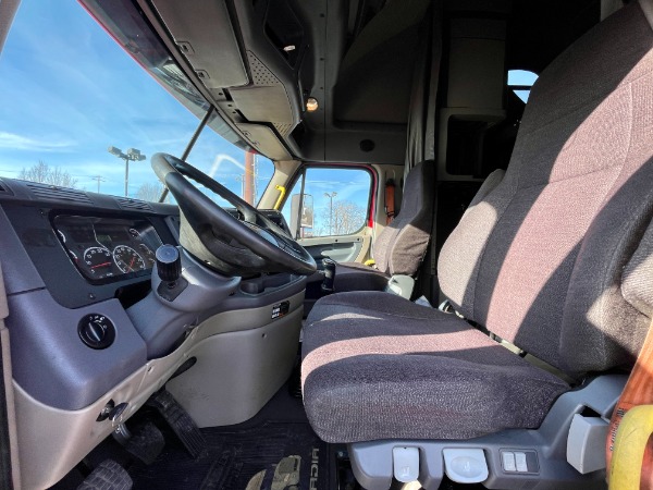 Used-2016-Freightliner-Cascadia-125-Evolution-Sleeper---Cummins-ISX-450-HP---10-Speed-Manual