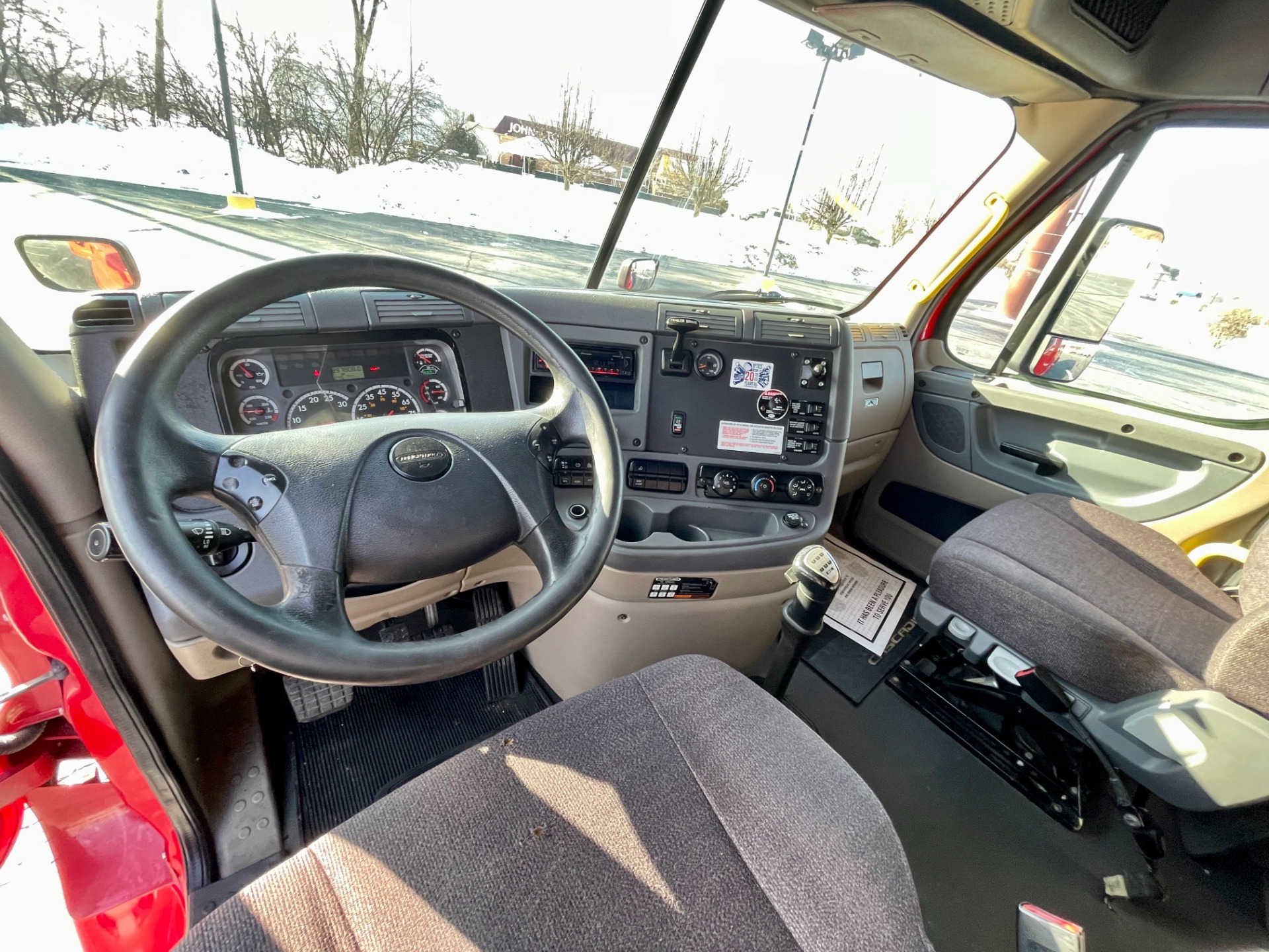 Used-2016-Freightliner-Cascadia-125-Evolution-Sleeper---Cummins-ISX-450-HP---10-Speed-Manual