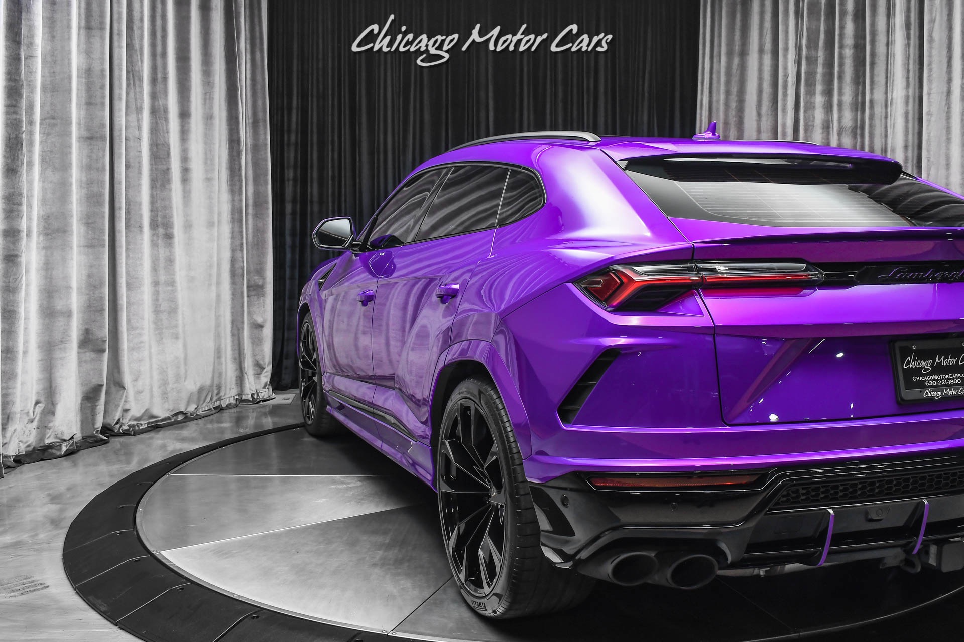 Lamborghini Urus фиолетовый салон