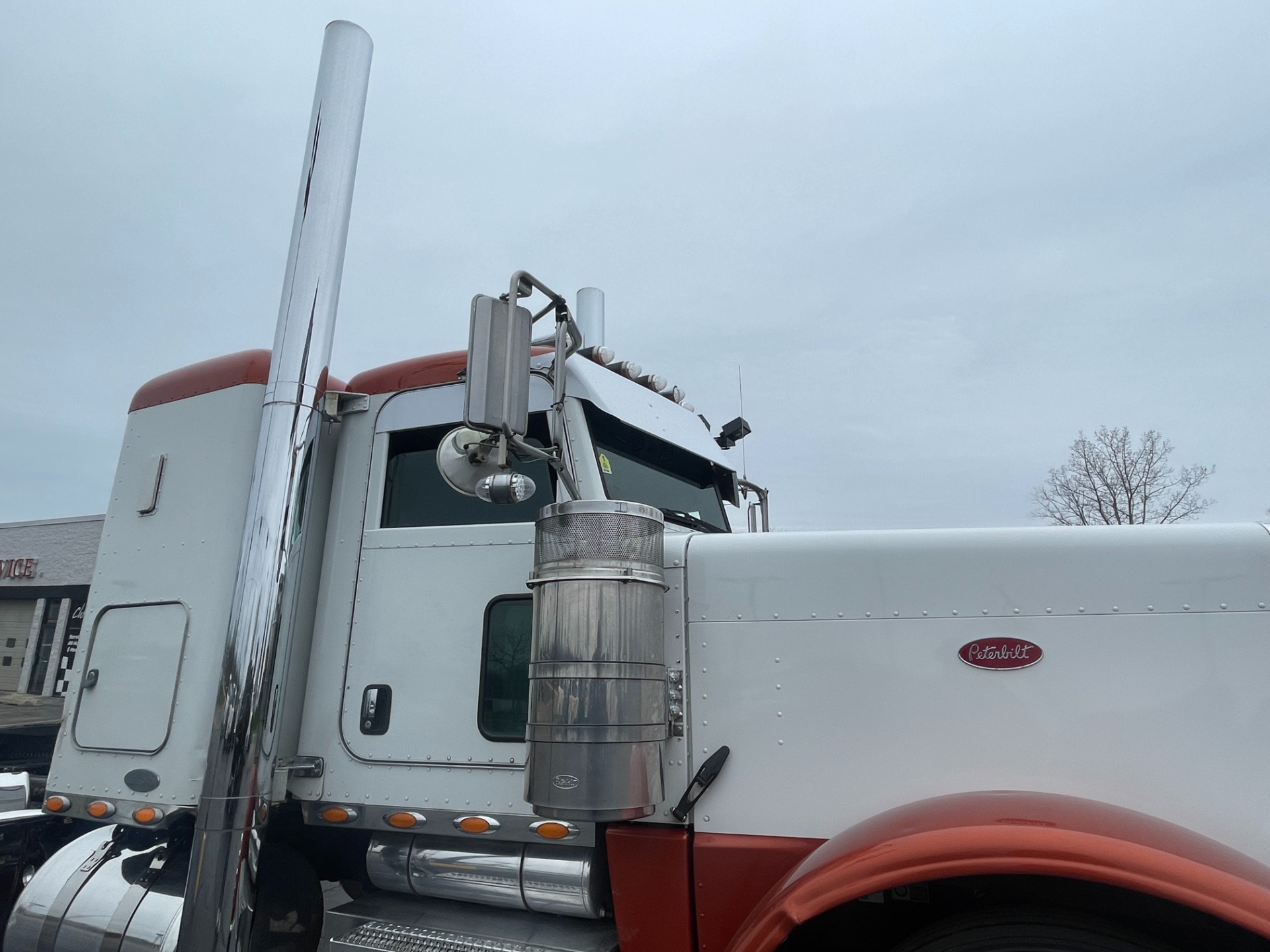 Used-2011-Peterbilt-388-Flat-Top-Sleeper---Cummins-435-Horsepower---13-Speed-Manual