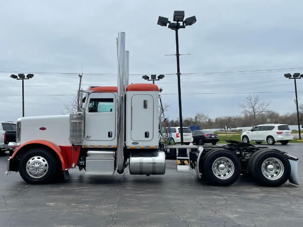 Used-2011-Peterbilt-388-Flat-Top-Sleeper---Cummins-435-Horsepower---13-Speed-Manual