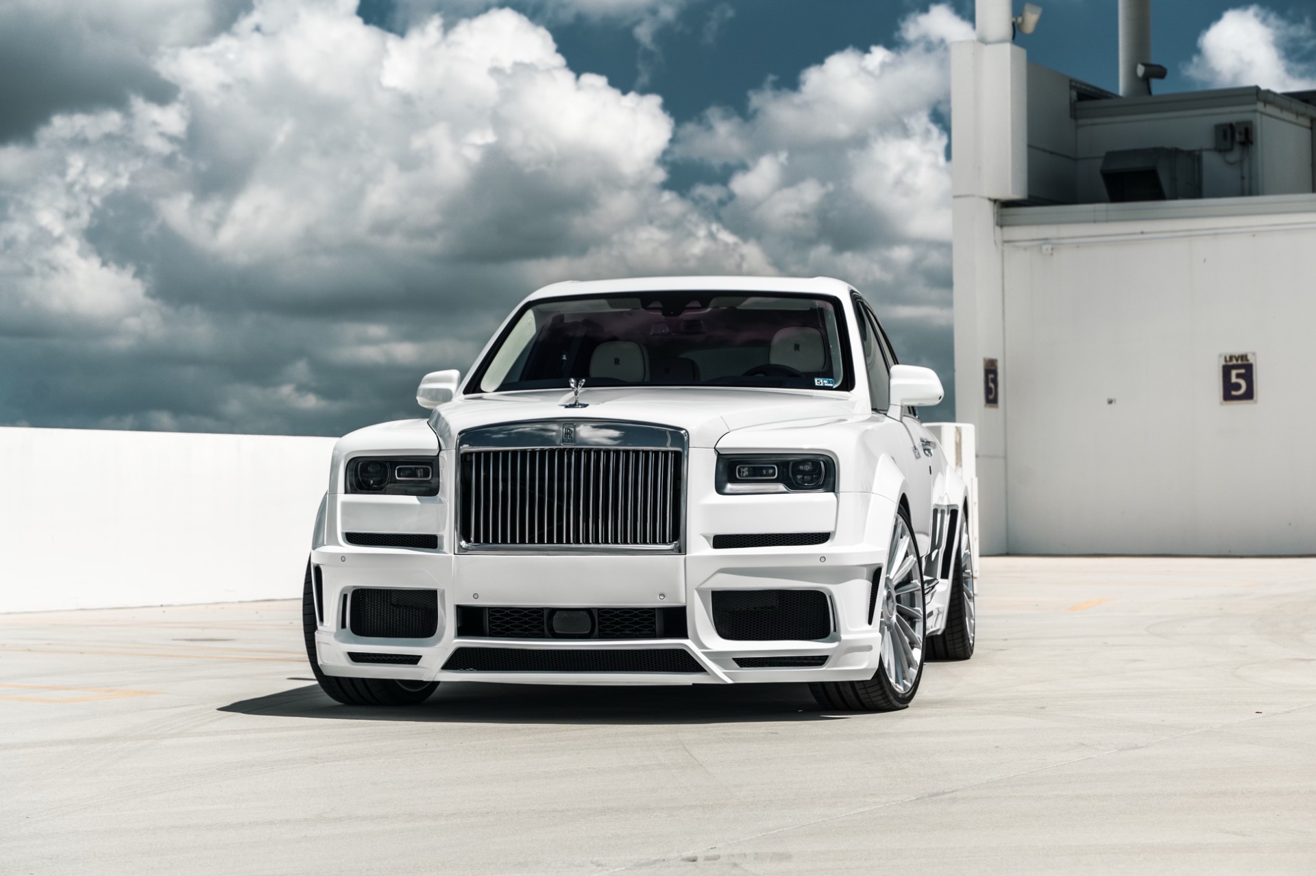 RollsRoyce Cullinan White01  Paramount Luxury Hire