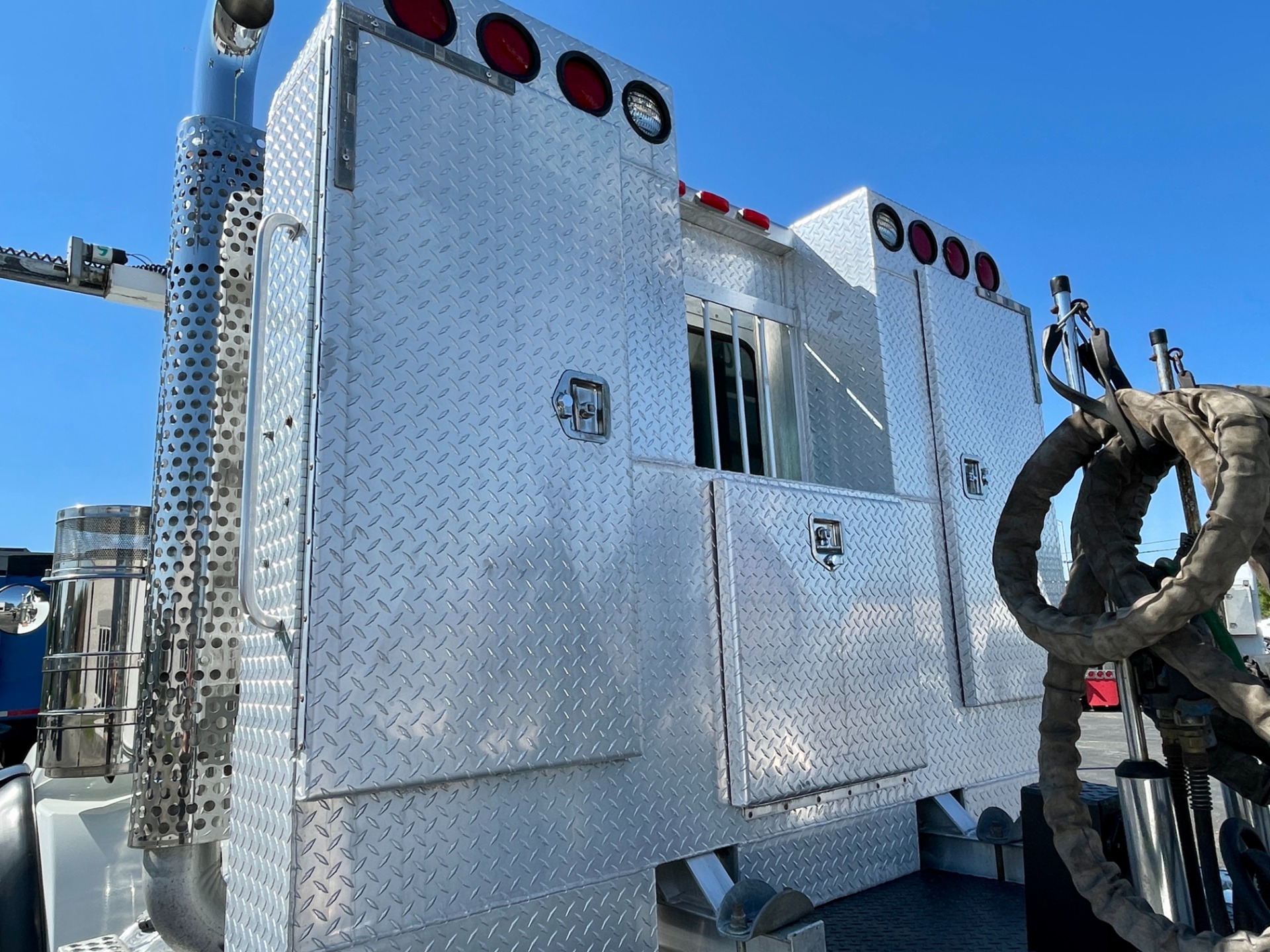 Used-2016-Kenworth-T800-QUAD-AXLE-DAY-CAB---CUMMINS-ISX---DUAL-LINE-WET-KIT---93K-GVWR