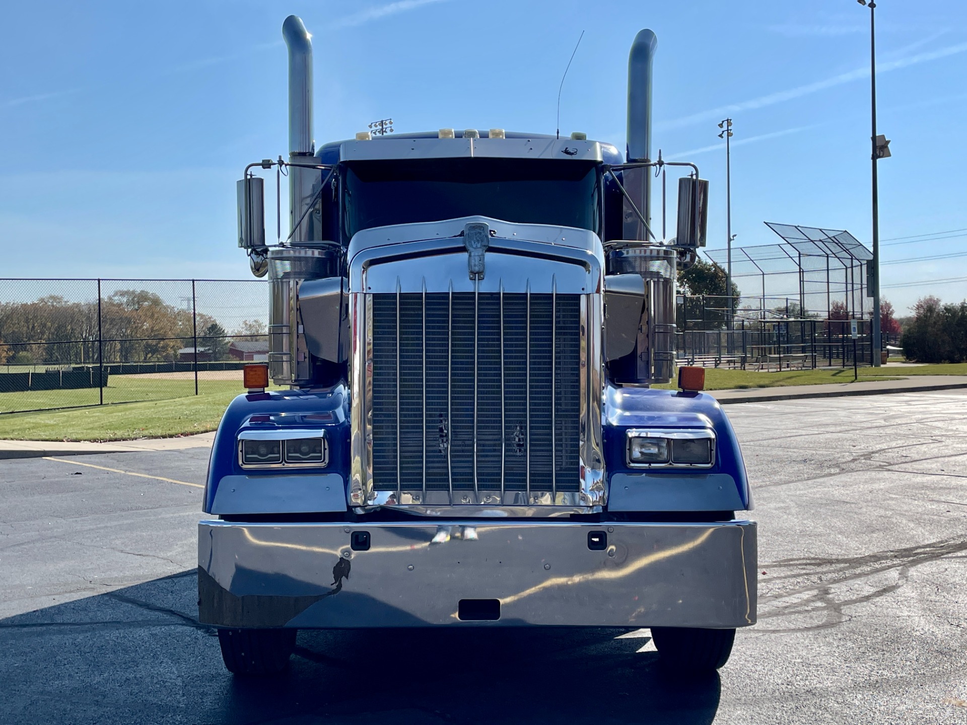 Used-2016-Kenworth-W900L-ICON-900-SLEEPER----44-BUILT---CUMMINS-ISX---550-HORSEPOWER---18-SPEED