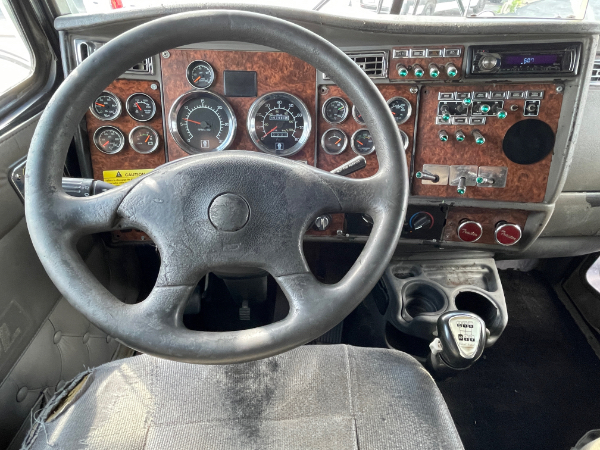 Used-2005-Kenworth-W900-Aerocab-Sleeper---Cummins-ISX---450-Horsepower---13-Speed